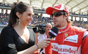 Marion Jollès Grosjean en pleine interview de Fernando Alonso